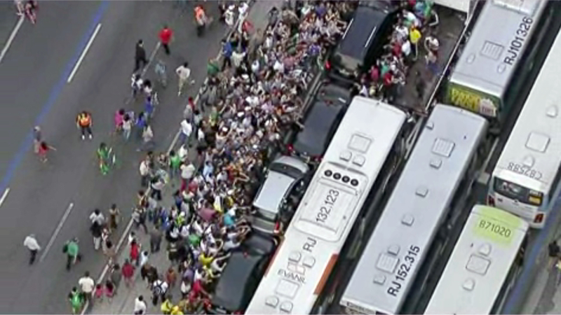 Illustration for article titled Pope Francis’ Fiat Mobbed In Rio After Driver Takes Wrong Turn